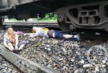 山東一女醫(yī)生給自己做胃鏡 網(wǎng)友：敬你是條漢子