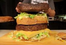 大胃王挑戰(zhàn)90斤重巨無(wú)霸漢堡 22分鐘吃完