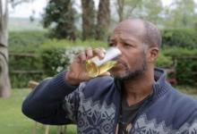 英國一男子喝尿6年減肥100斤 聲稱尿療能解決糧食危機