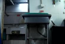 臥底海底撈：老鼠爬進食品柜 火鍋漏勺掏下水道