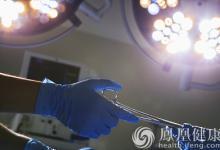 這位醫(yī)生跪著做手術(shù)救小孩命，一干就是25年