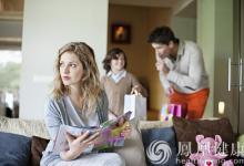 人民時評：職場媽媽如何走出“時間貧困”