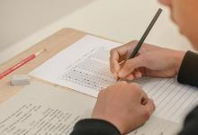 印度考場嚴防作弊 女生被迫當眾脫內衣