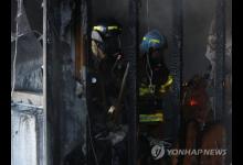 韓國一醫(yī)院發(fā)生火災多人死傷 消防隊員正在滅火