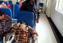 江蘇老人口含輸液管為孫子暖藥液：天涼，想加點溫