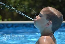 0.14克便便、1杯尿……游泳池里竟有這些！