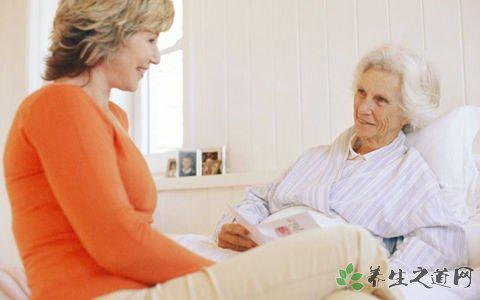 大媽將鮮榨果汁輸入靜脈 春天老人怎么養(yǎng)生