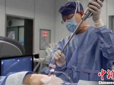 中國(guó)醫(yī)學(xué)專(zhuān)家致力研發(fā)國(guó)產(chǎn)醫(yī)學(xué)機(jī)器人