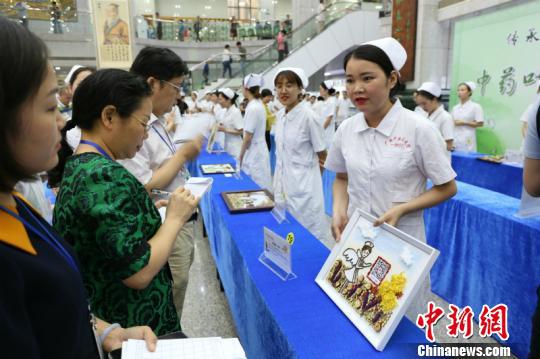 廣西一醫院護士用中藥葉作畫 展示無窮創意