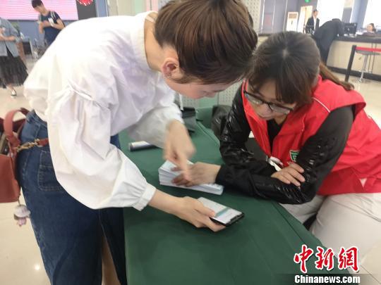 杭州：300余萬(wàn)人申領(lǐng)電子社保卡 實(shí)現(xiàn)掃碼出行刷臉就醫(yī)