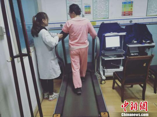 康復治療師倡老年人宜“慢病動治”