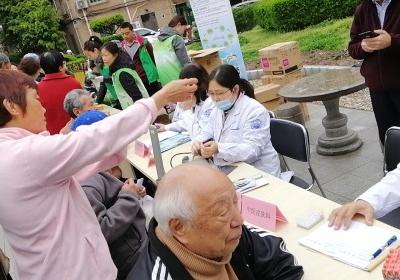 上海虹橋醫(yī)院皮膚科愛心義診進社區(qū) 活動辦到居民心坎兒里