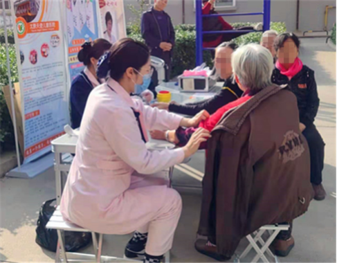 太原天使兒童醫(yī)院在迎澤區(qū)恒久茗園小區(qū)開展“送健康到基層”義診服務