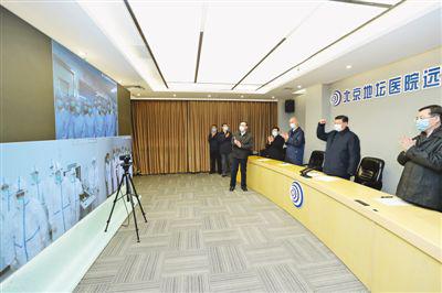 以更堅定的信心更頑強(qiáng)的意志更果斷的措施堅決打贏疫情防控的人民戰(zhàn)爭總體戰(zhàn)阻擊戰(zhàn)