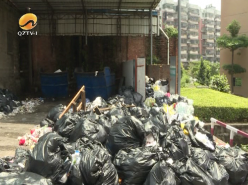 惠安縣醫(yī)院內(nèi)垃圾堆積半個(gè)月 附近居民擔(dān)心健康隱患