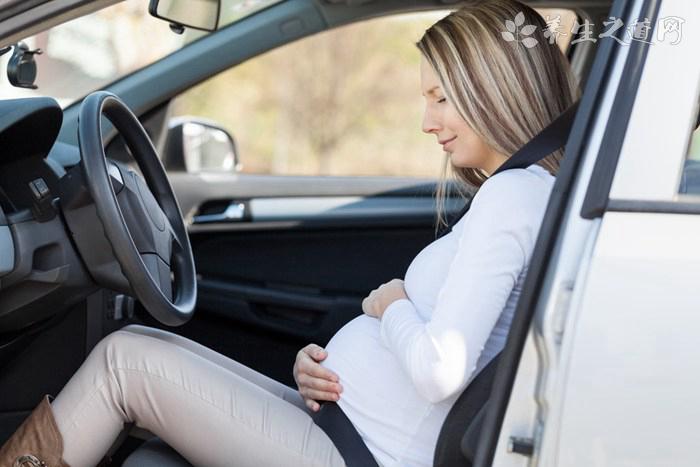 寶馬車被落石砸中 下雨天開車要注意什么