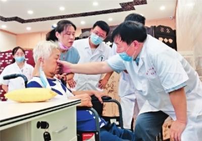 居民在大門口也可以看名中醫 中醫名家下移社區醫院坐診