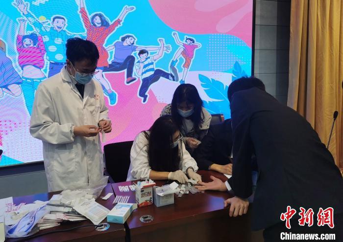 正確認識艾滋病：請給“他們”一個正常的眼神