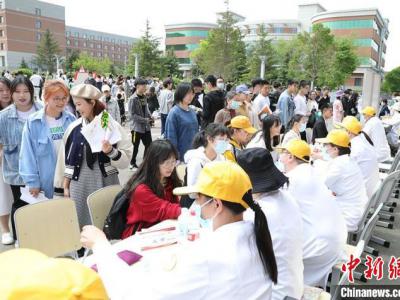 疫后中醫(yī)藥人才走俏 高校畢業(yè)季上演“搶人大戰(zhàn)”