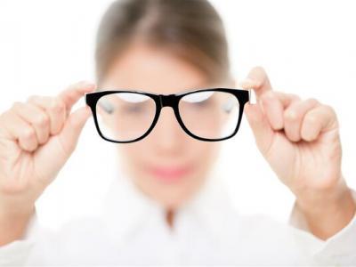 被嫌棄的近視患者的一生：近視這件小事，真的不是“小事”