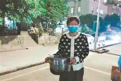 封控區(qū)內(nèi)突發(fā)心梗 一個(gè)電話手術(shù)獲救