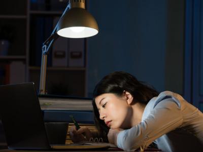 一到晚上就莫名其妙難過？夜晚更容易emo的科學原因找到了！