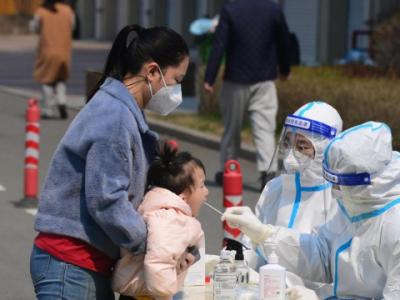 國務(wù)院聯(lián)防聯(lián)控機(jī)制回應(yīng)防疫焦點(diǎn)問題：破堵點(diǎn)、保暢通、穩(wěn)春耕