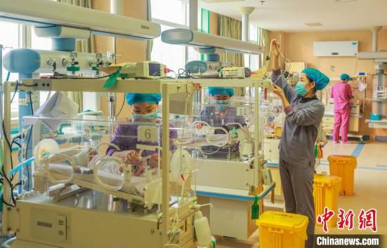 山東榮成：新生兒重癥監(jiān)護(hù)病房里的春節(jié)