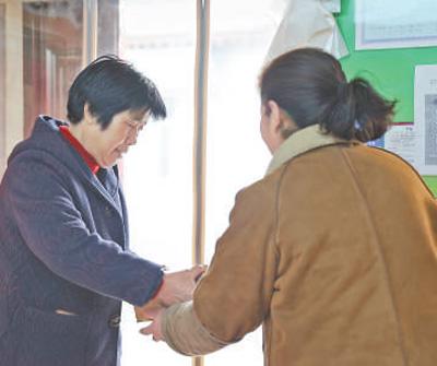 有了智能手機，67歲的高蓮翠學會網購年貨（民生一線·銀發經濟促消費）