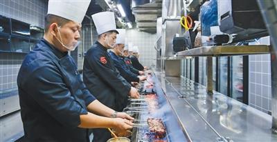 干了30多年，“俺也是國家認(rèn)證的燒烤料理師啦”（身邊的新鮮事）