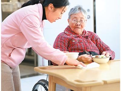 多方共舉，求解照護(hù)之困（健康驛站·關(guān)注健康老齡化②）