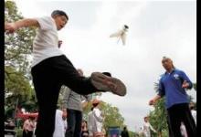 踢毽子可延緩?fù)炔克ダ?但45歲之后最好避免