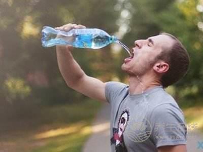 有這三種喝水習慣的朋友趕快改改，傷身又傷腎