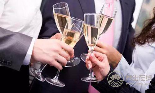 四招輕松解決喝酒后頭痛問題！