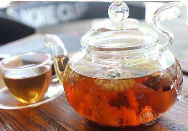 上火喉嚨痛別著急吃藥，先試試幾種食物