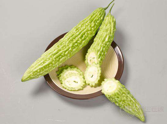 三伏天吃苦瓜好處多，但別跟它們搭配吃，越吃越虛