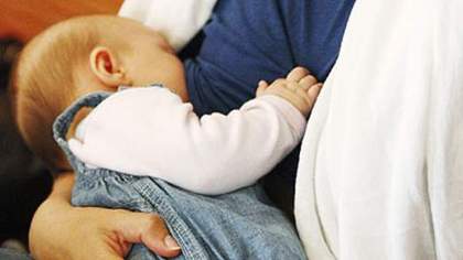 如果寶媽出現(xiàn)身體發(fā)熱的情況還可以喂奶嗎-易網(wǎng)健康<a href=http://www.logojc.com/jkys/ target=_blank class=infotextkey>養(yǎng)生</a>網(wǎng) 如果寶媽出現(xiàn)身體發(fā)熱的情況還可以喂奶嗎