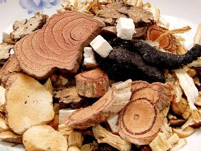 中藥在熬制之前是否需要清洗一下-易網健康<a href=http://www.logojc.com/jkys/ target=_blank class=infotextkey>養(yǎng)生</a>網 中藥在熬制之前是否需要清洗一下