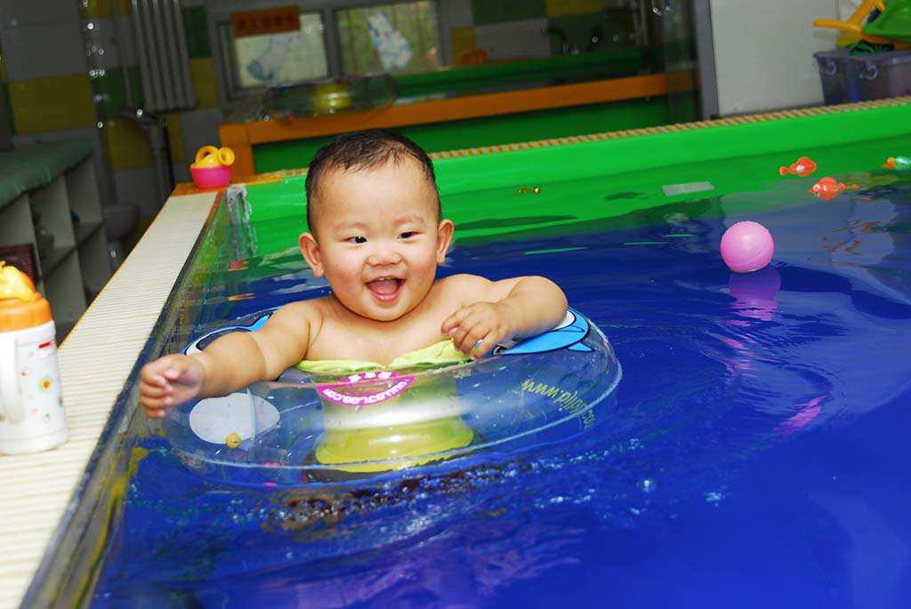 嬰兒多大之后適合接觸水學習游泳