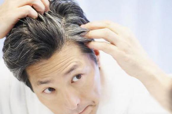 導(dǎo)致年輕人白發(fā)越長越多的兩種原因