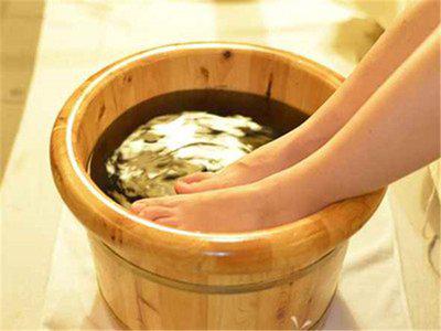 泡腳水里放這些幫你逼出體內(nèi)濕氣