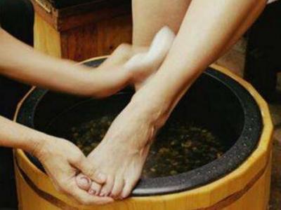 濕氣重就在泡腳時(shí)候多加這些東西