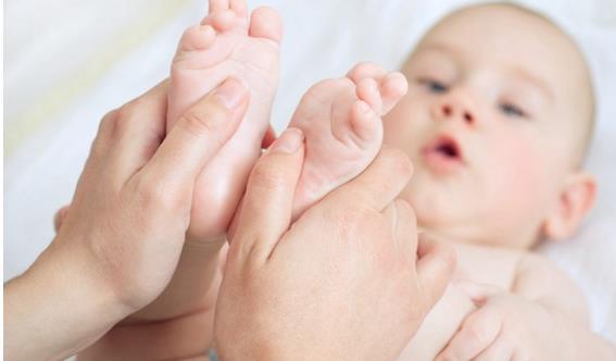 推拿恢復寶寶不消化哭鬧的方法-易網健康<a href=http://www.logojc.com/jkys/ target=_blank class=infotextkey>養生</a>網 推拿恢復寶寶不消化哭鬧的方法