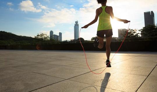 女性呼拉圈甩動(dòng)減肥傷身體是嗎