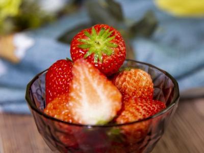 草莓和車?yán)遄涌梢砸黄鸪詥?草莓和車?yán)遄拥墓πё饔?  style=