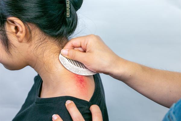 濕氣重拔罐還是刮痧好 刮痧怎么看出濕氣重