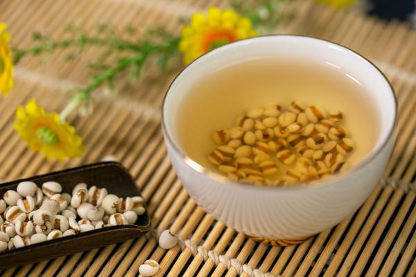 吃香蕉會加重濕氣嗎 濕氣重的人怎么排濕喝什么茶