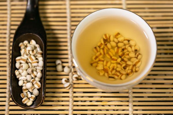 女人濕氣重怎么調理吃什么效果好 焦慮癥會引起濕氣重嗎