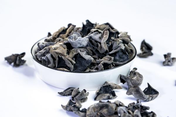 黑木耳和什么食物相克 木耳的食用注意事項