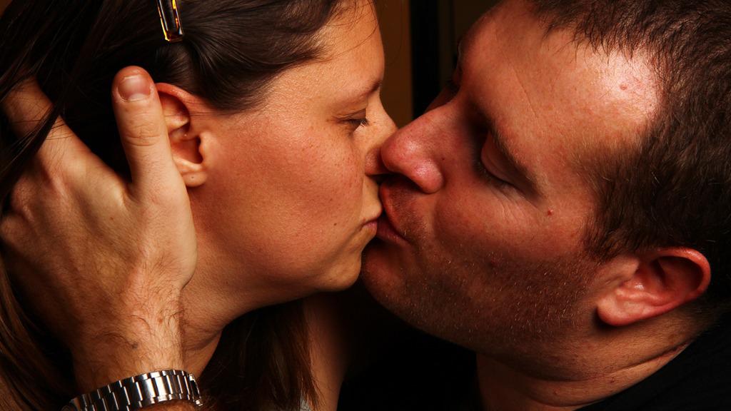 夫妻如何一起達(dá)到性高潮？要會(huì)親愛玩會(huì)調(diào)整氛圍